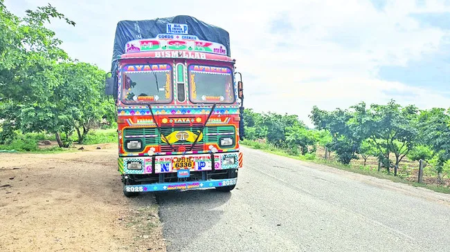 అధికారి కనుసన్నల్లోనే దందా.. 
