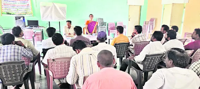 వ్యవసాయ అధికారుల సలహాలు పాటించాలి
