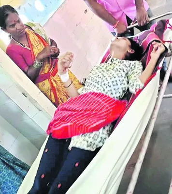 కేజీబీవీ భవనం పైనుంచి కిందపడిన బాలిక 

