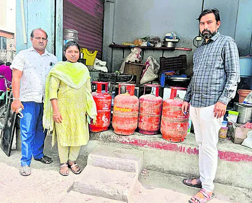 23 గ్యాస్‌ సిలిండర్లు స్వాధీనం 