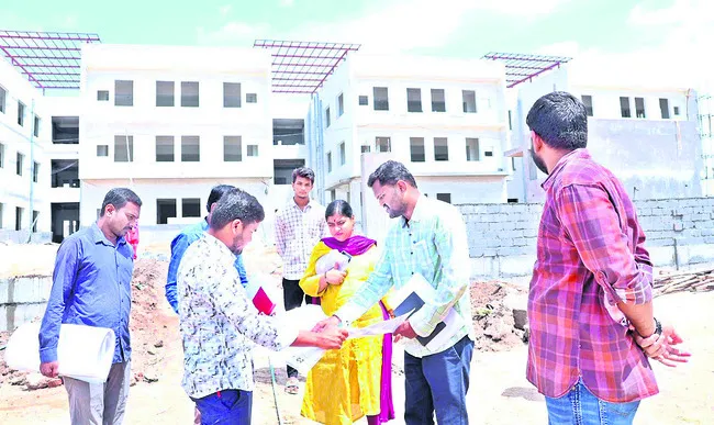 కలెక్టరేట్‌ భవన పనుల్లో వేగం పెంచాలి