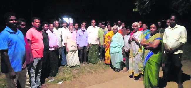 మా భూములు, ఇళ్లు ఇచ్చేది లేదు