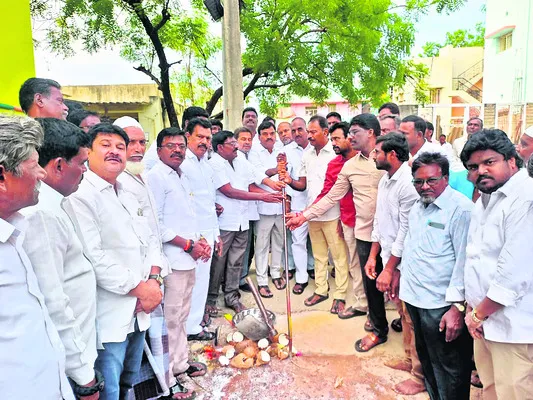 సొమ్మొకరిది.. సోకొకరిదన్నట్లు ఎమ్మెల్యే వ్యవహారం