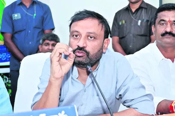 అధికారులెవరూ స్థానికంగా ఉండరు..