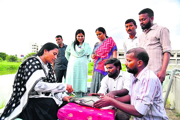 చేప పిల్లల ఉత్పత్తిపై అవగాహన కల్పించాలి
