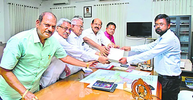 రిటైర్డ్ ఉద్యోగుల సమస్యలు పరిష్కరించాలని ధర్నా