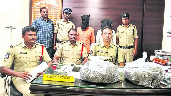 ఇద్దరు గంజాయి విక్రేతల అరెస్ట్‌ 