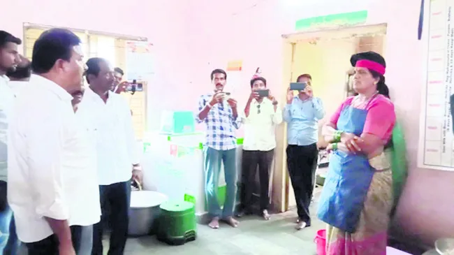 కూర బాగోలేదంటే తిడుతోంది