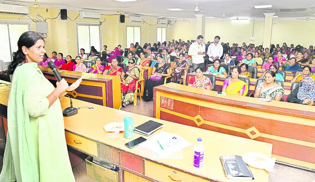 మహిళలు ఆర్థిక సాధికారత సాధించాలి