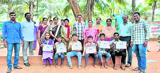 రెజ్లింగ్‌ పోటీల్లో విజేతలుగా గుంపాం విద్యార్థులు