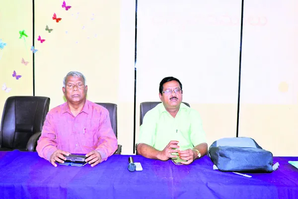 గ్రామాల అభివృద్ధిలో కార్యదర్శుల పాత్ర కీలకం 