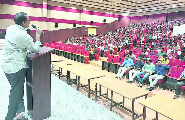 ఉన్నత భవిష్యత్‌కు బాటలు వేసుకోవాలి 