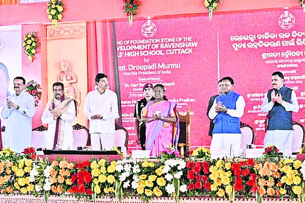 ఉద్యోగాలు ఇచ్చే స్థాయికి ఎదగాలి: రాష్ట్రపతి 