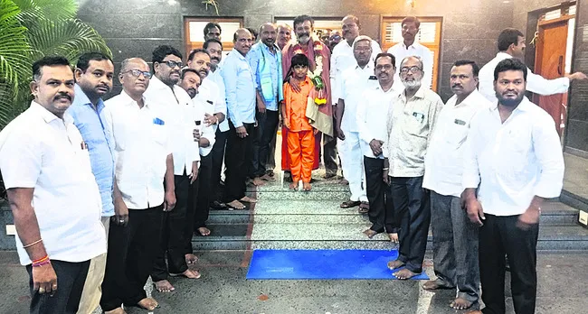 ప్రజల పక్షాన పోరాటానికి సిద్ధంకండి