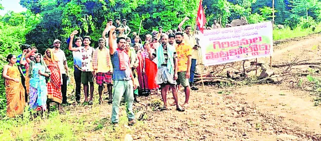 అదానీ బృందాన్ని అడ్డుకున్న గిరిజనులు
