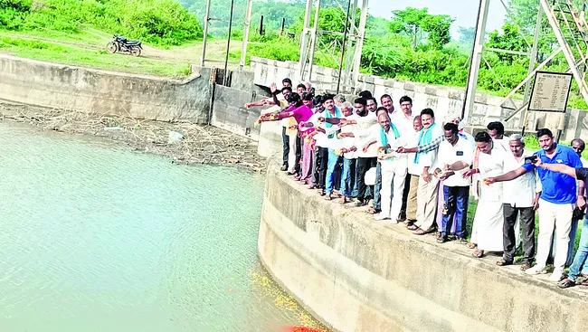 గోదావరి జలాలకు హారతి
