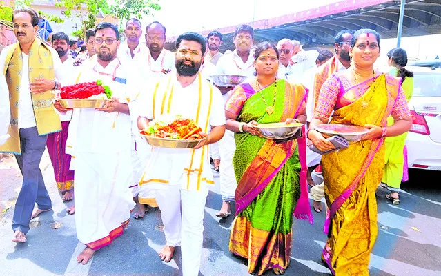 కొనసాగుతున్న ఆషాఢ సంబరం 