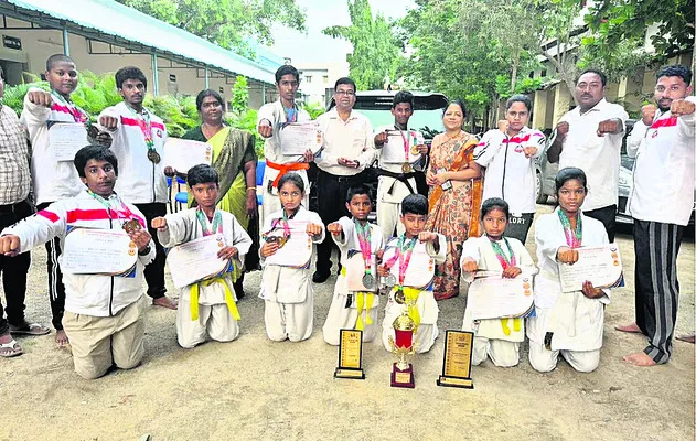 రాష్ట్రస్థాయి కరాటే పోటీల్లో పతకాలు