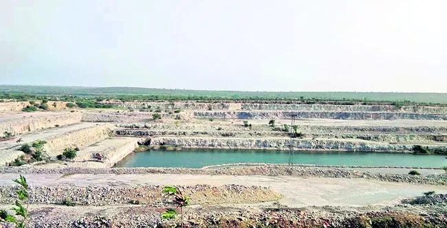 లీజు పూర్తి.. గుంతలు అసంపూర్తి!
