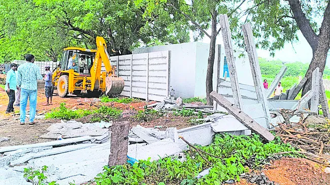 సర్కారు భూమి స్వాధీనం