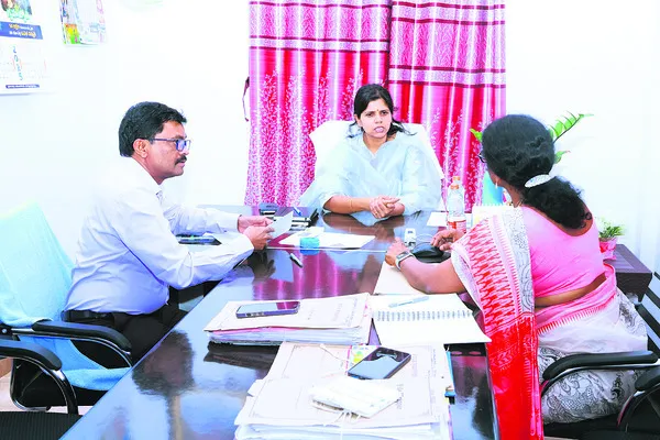 భూ భారతి సమస్యలు  పరిష్కరించాలి 