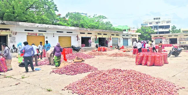దేవరకద్ర మార్కెట్కు రాయచూర్ ఉల్లి