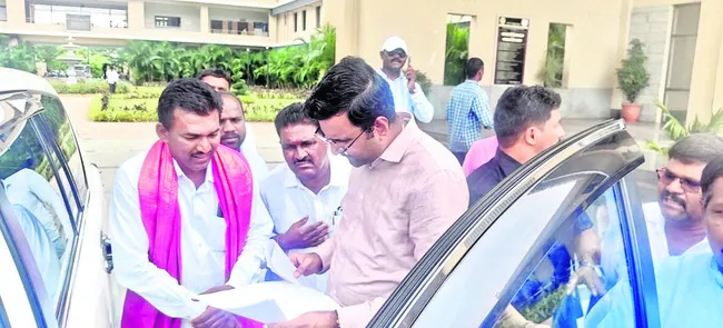 కలెక్టర్కు ఫిర్యాదు