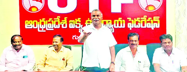 బదిలీ అయిన ఉపాధ్యాయులకు వేతనాలివ్వాలి 
