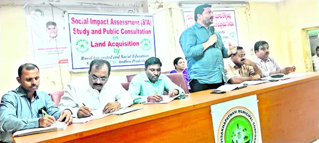 ప్రజలకు ఇబ్బంది లేకుండా మెట్రో స్టేషన్లు