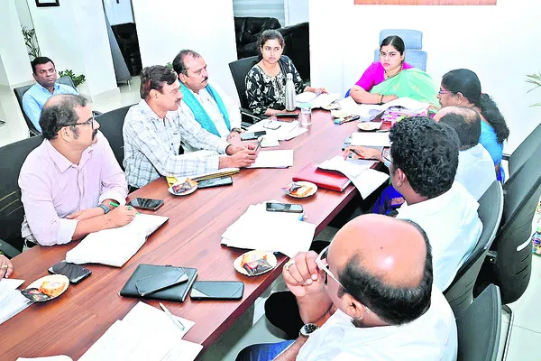 ఇన్నర్ రింగ్రోడ్డు పనులపై సమీక్ష