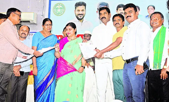 మహిళలు ఆత్మగౌరవంతో జీవించాలి