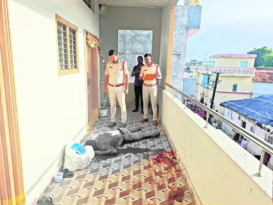 యువకుడి దారుణ హత్య 
