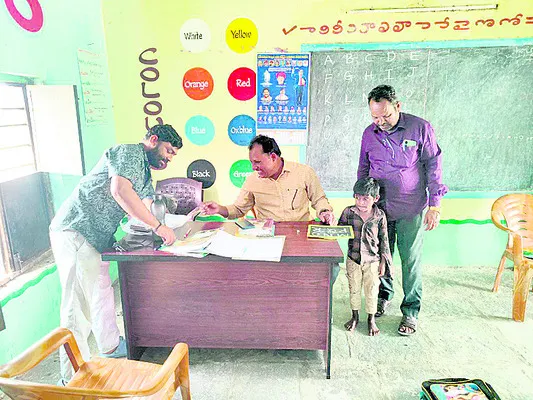 ఒక్క విద్యార్థి.. ముగ్గురి పర్యవేక్షణ
