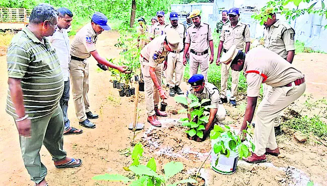పర్యావరణ పరిరక్షణలో భాగస్వాములు కావాలి