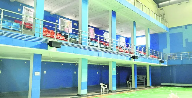 ఇండోర్ స్టేడియానికి కొంత హంగులు
