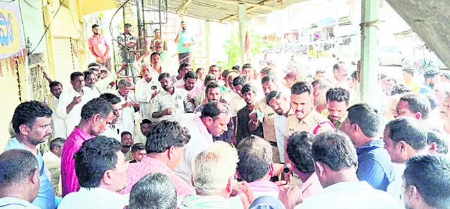 వ్యాపారి ఇంటి ఎదుట రైతుల ఆందోళన