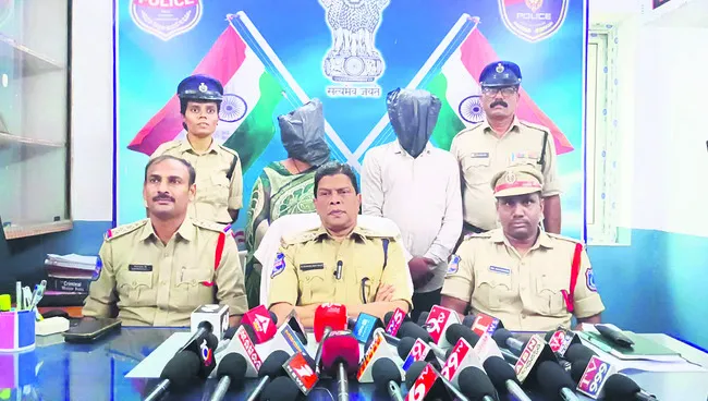 అధిక వడీ్డ ఆశ చూపి మోసం