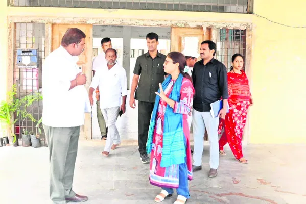 పాఠశాల పరిసరాలు శుభ్రంగా ఉంచుకోవాలి 