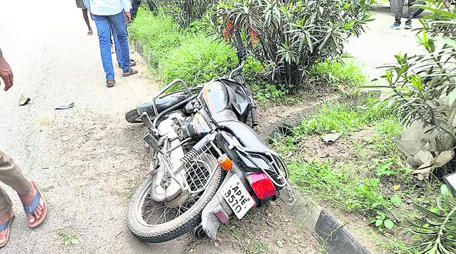 రోడ్డు ప్రమాదంలో సింగరేణి ఉద్యోగి మృతి