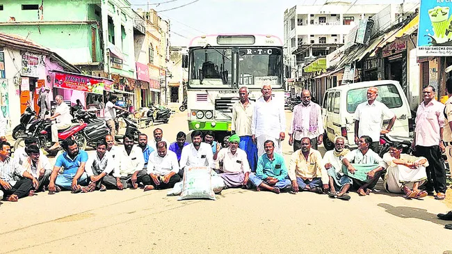 విద్యుత్ సమస్యలపై రైతుల ధర్నా