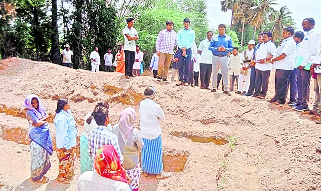 ఉపాధి కూలీలకు డబ్బులు వేస్తాం