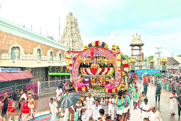 ● పుష్పపల్లకీలో పురుషోత్తముడు