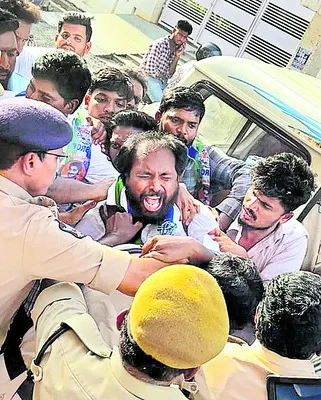 విద్యార్థి సంఘాల నాయకుల అరెస్టు 