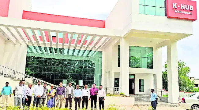 విద్యుత్‌ ఉద్యోగులను ఆదుకోవాలి
