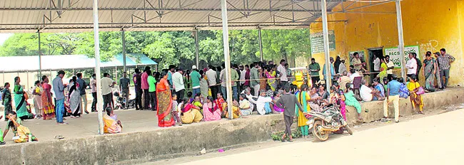 యూరియా కోసం బారులు..