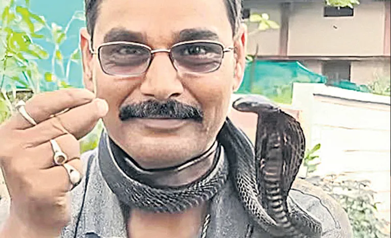 Madhya Pradesh man rides bike with cobra wrapped 4