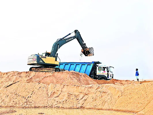 ఇందిరమ్మ ఇళ్లకు సర్కారు ఇసుక