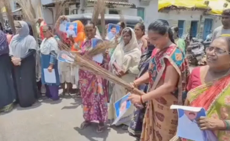 YSRCP Women Leaders Protest In Front Of Minister Kollu Ravindra House