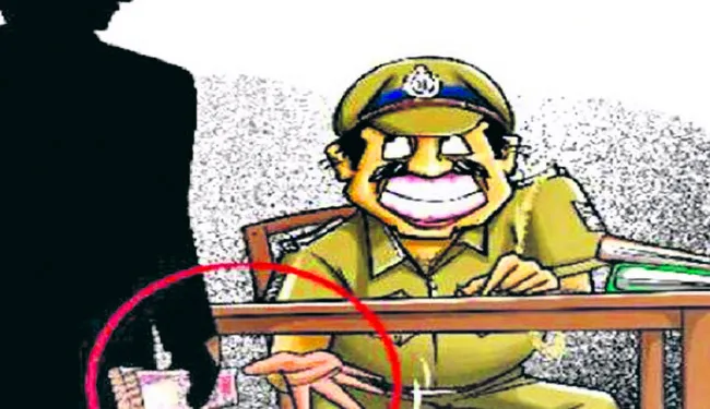 కోర్టు కానిస్టేబుళ్ల పైసా వసూల్‌ ! 