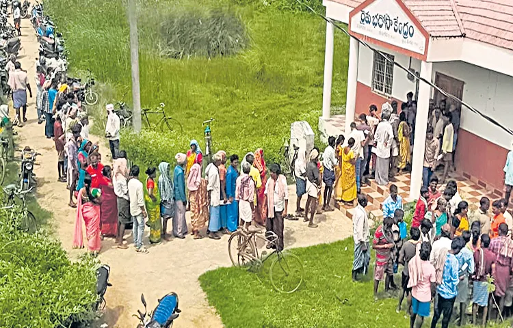 Farmers wait for hours for fertilizer
